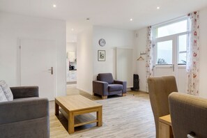 TV - Apartment '7, 60qm' with Shared Terrace, Balcony and Wi-Fi (Freiburg im Breisgau)