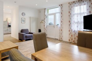 TV - Apartment '7, 60qm' with Shared Terrace, Balcony and Wi-Fi (Freiburg im Breisgau)