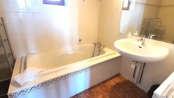 Een haardroger, handdoeken, toiletpapier