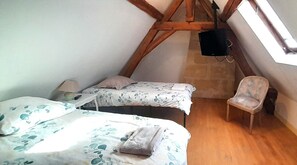 5 habitaciones, tabla de planchar con plancha, wifi y ropa de cama 