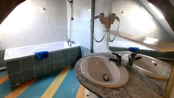 Sèche-cheveux, serviettes fournies, papier toilette