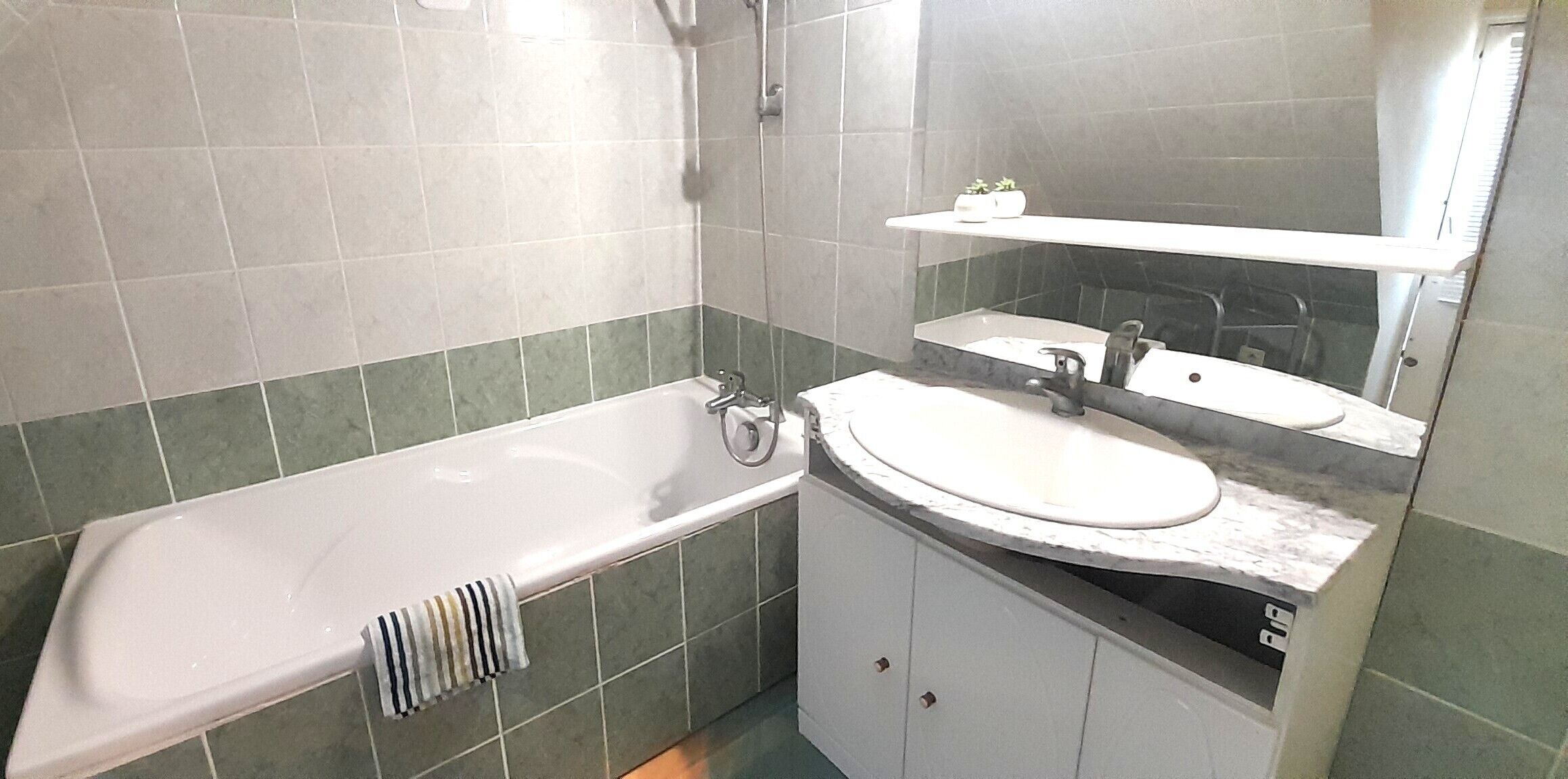 Een haardroger, handdoeken, toiletpapier