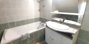 Haartrockner, Handtücher, Toilettenpapier