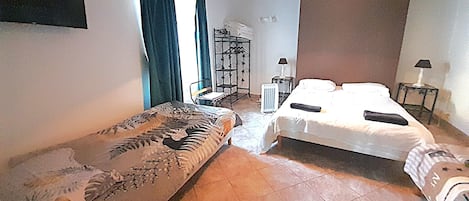 5 bedrooms, iron/ironing board, WiFi, bed sheets
