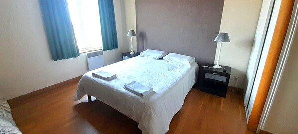 5 habitaciones, tabla de planchar con plancha, wifi y ropa de cama 