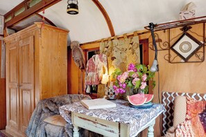 Interior - Tiny Home 'Zirkuswagen' with Private Terrace, Shared Garden and Wi-Fi (Bad Waldsee)