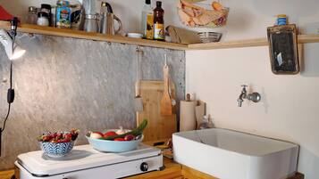 Kühlschrank, Herdplatte, Wasserkocher mit Kaffee-/Teezubehör