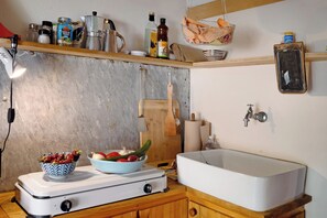 Kühlschrank, Herdplatte, Wasserkocher mit Kaffee-/Teezubehör