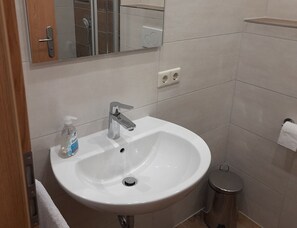 Een douche, een haardroger, handdoeken