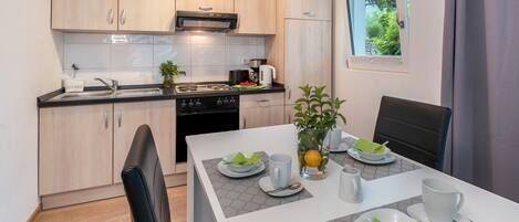 Kühlschrank, Ofen, Herdplatte, Wasserkocher mit Kaffee-/Teezubehör