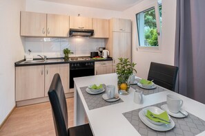 Réfrigérateur, four, plaque de cuisson, cafetière/bouilloire