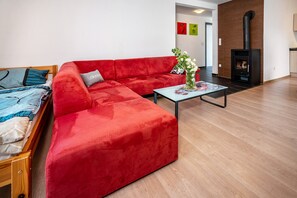 TV, fireplace - Apartment 'Talblick' with Mountain View, Private Terrace and Wi-Fi (Loffenau)