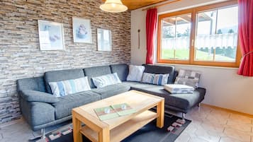 Fernseher, Tischtennisplatte, Stereoanlage