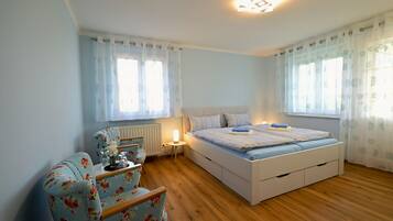 3 bedrooms, iron/ironing board, free WiFi, bed sheets