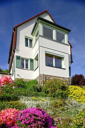 Exterior - Holiday Home 'Weitblick' with Mountain View, Private Terrace and Wi-Fi (Dresden)