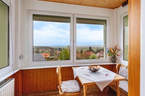 Dining - Holiday Home 'Weitblick' with Mountain View, Private Terrace and Wi-Fi (Dresden)