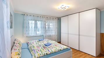 3 bedrooms, iron/ironing board, free WiFi, bed sheets