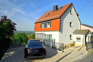 Exterior - Holiday Home 'Weitblick' with Mountain View, Private Terrace and Wi-Fi (Dresden)