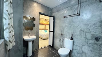 Presidential Double Room | Bathroom | Shower, rainfall showerhead, free toiletries, hair dryer