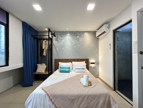 Habitación doble Deluxe, 1 cama King size, vista a la ciudad | Escritorio, wifi gratis y ropa de cama 