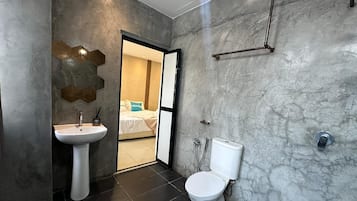 Kamar Double Deluks, 1 Tempat Tidur King, pemandangan kota | Kamar mandi | Shower, pancuran hujan, perlengkapan mandi gratis, dan pengering rambut