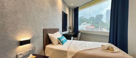 Escritorio, wifi gratis y ropa de cama