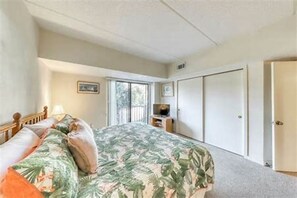 1 bedroom, free WiFi, wheelchair access - Beach, Coligny Plaza, Celebration Park Only Steps Away! (Hilton Head Island)