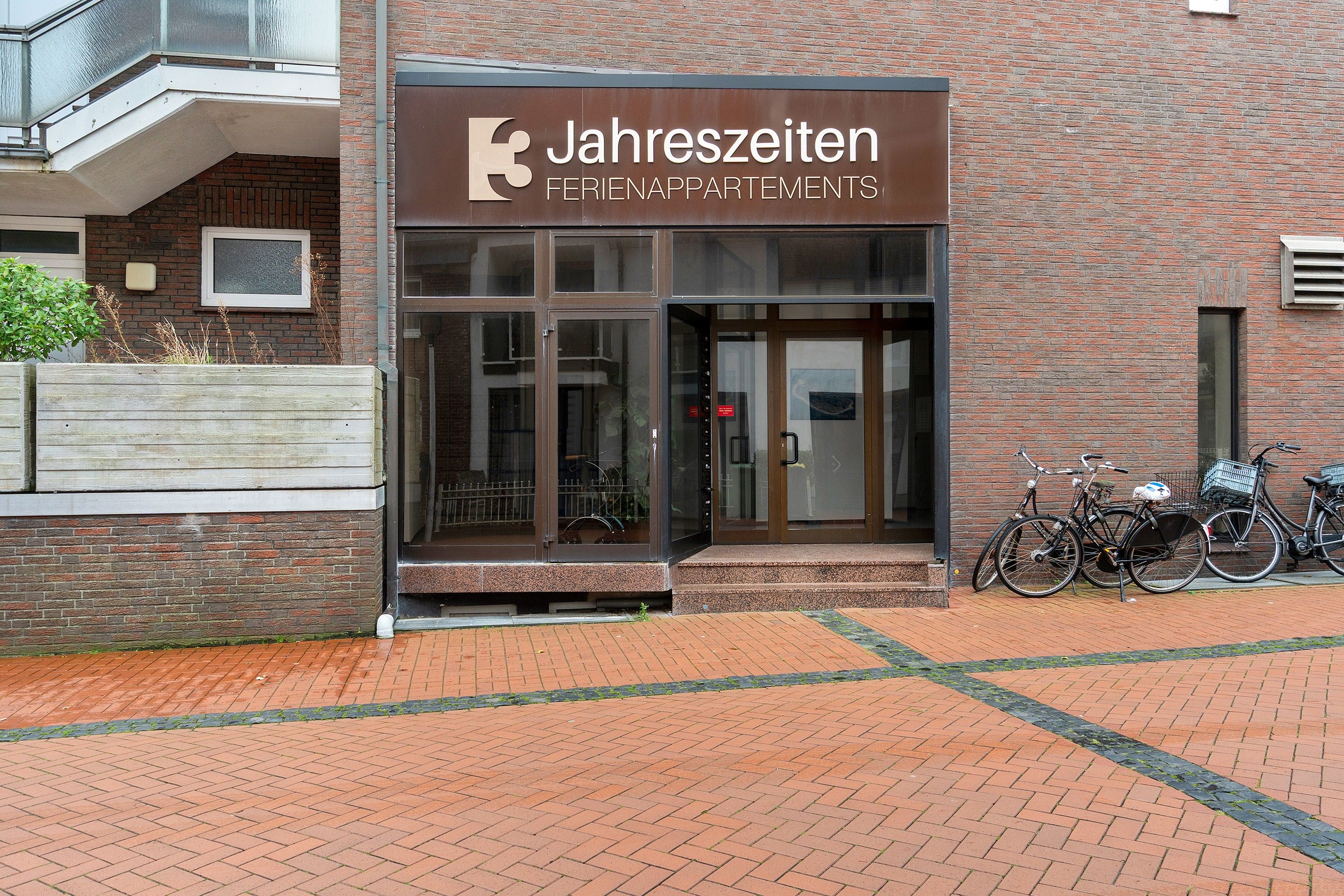 Ein Gebäude mit einem Schild, auf dem 'Jahreszeiten Feriapartments' steht.