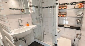Dusche, Haartrockner, Handtücher