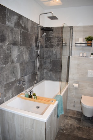 Dusche, Handtücher. Ferienwohnung 'Jacobi' mit Wi-Fi