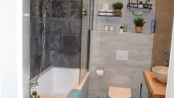 Douche, serviettes fournies