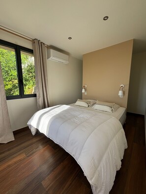 4 bedrooms, iron/ironing board, WiFi, bed sheets