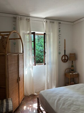 4 habitaciones, tabla de planchar con plancha, wifi y ropa de cama 