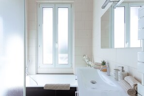 Shower, hair dryer, towels - Apartment in Cannes with 2 bedrooms sleeps 6 (Cannes)