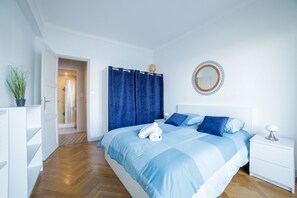 3 habitaciones, tabla de planchar con plancha y cuna de viaje 