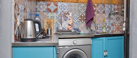 Mikrowelle, Herdplatte, Wasserkocher, Kochgeschirr/Geschirr/Besteck