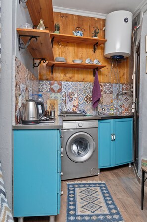 Microwave, stovetop, electric kettle, cookware/dishes/utensils