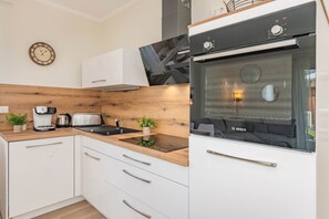 Fridge, oven, stovetop, dishwasher