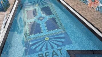 Una piscina cubierta