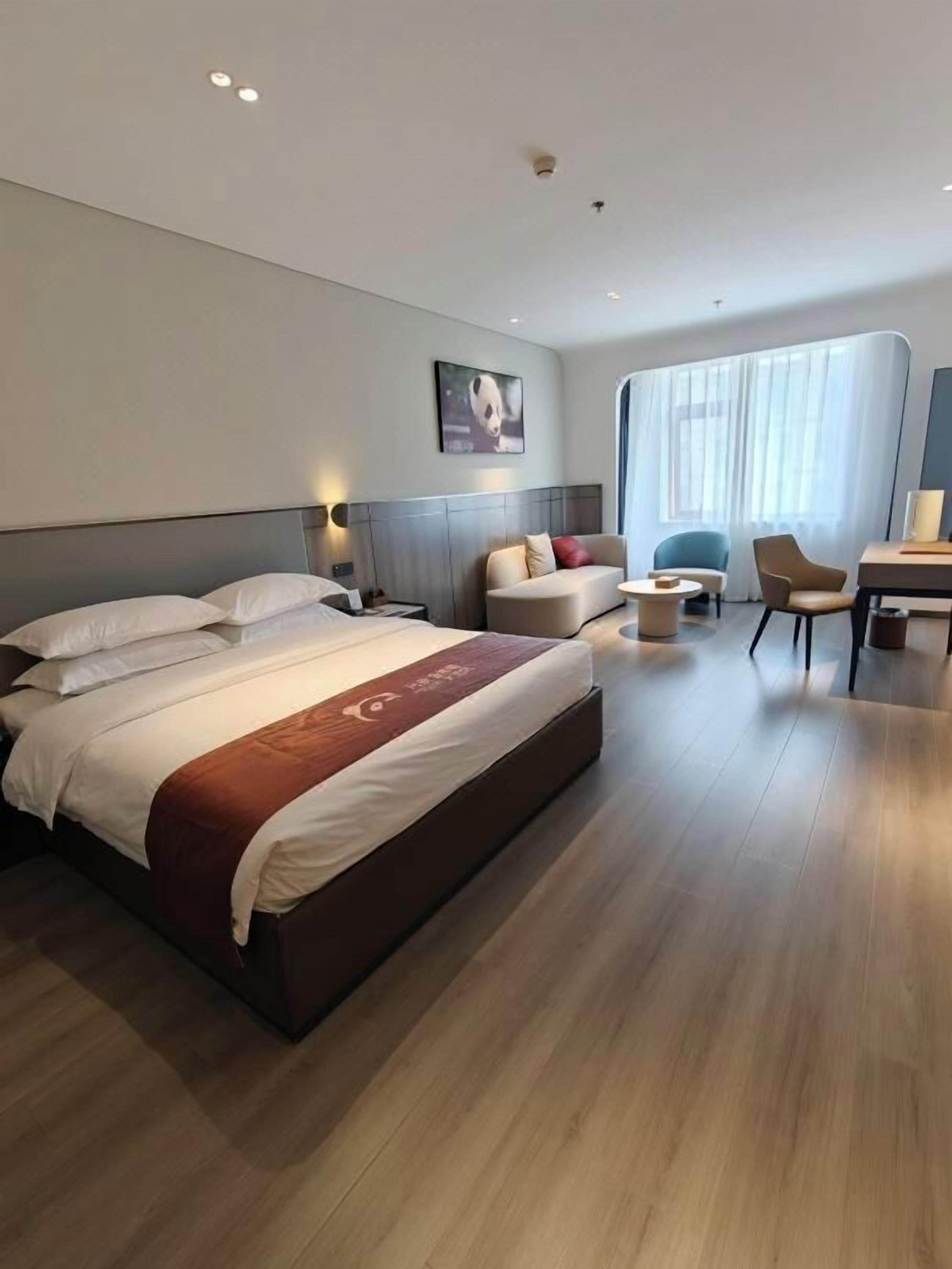 舒適雙人房 | 記憶棉床墊、書桌、手提電腦工作空間、遮光窗簾/窗簾