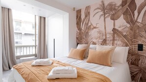 2 bedrooms, iron/ironing board, travel cot, free WiFi - Apartment in Cannes with 2 bedrooms sleeps 4 (Cannes)