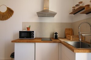Réfrigérateur, four, plaque de cuisson, cafetière/bouilloire