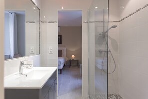 Shower, hair dryer - Duplex Saint-henry, by Halldis (Cannes)