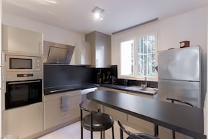 Geladeira, micro-ondas, fogão, cooktop