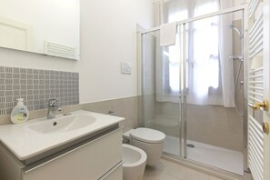 Doccia, asciugacapelli, bidet