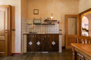 Réfrigérateur, micro-ondes, plaque de cuisson, cafetière/bouilloire