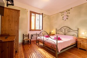 1 bedroom, iron/ironing board, travel cot, free WiFi