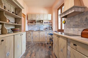 Réfrigérateur, micro-ondes, plaque de cuisson, cafetière/bouilloire