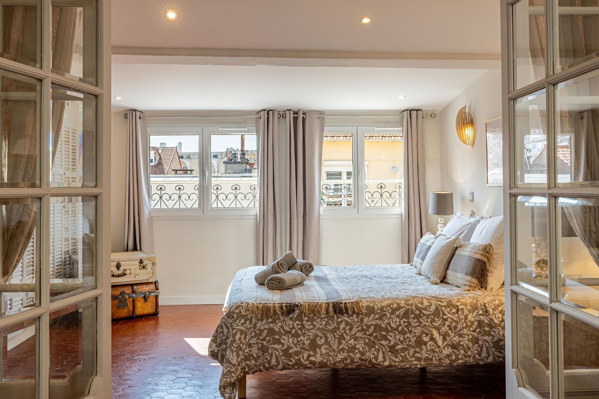 3 عدّة غرف نوم ومكواة/لوح كي وسرير سفر وواي فاي مجانًا