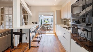 Coffee/tea maker, fridge, oven, stovetop